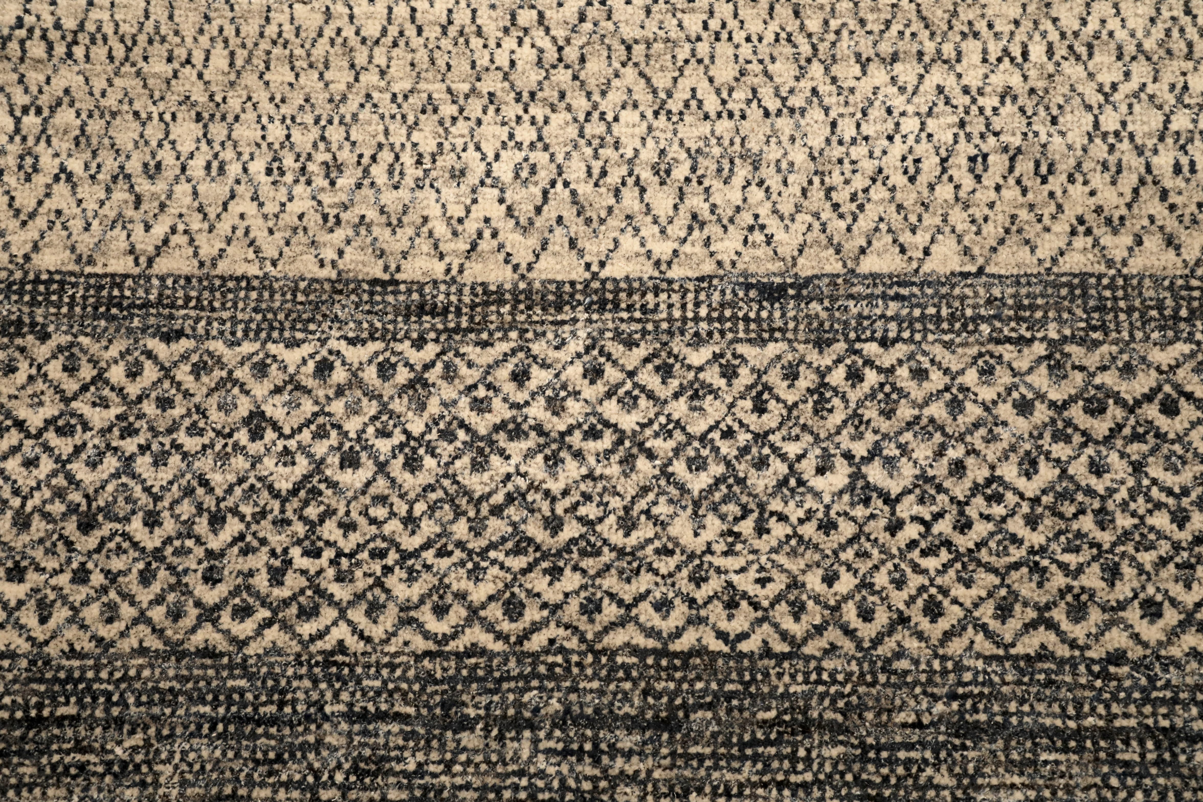 Thumbnail 4 for India Modern / Contemporary Rug 96539