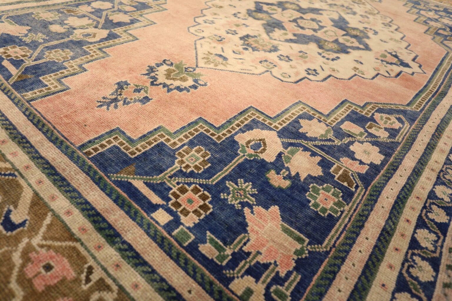 Thumbnail 15 for Antique Turkey Traditional Rug 93025